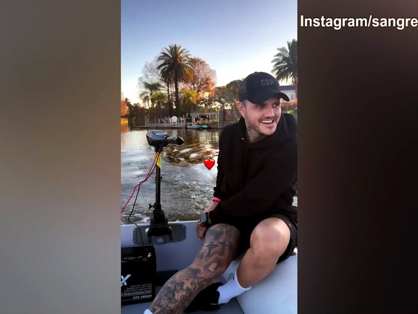 Mauro Icardi guida l'imbarcazione insieme alla sua China