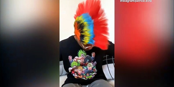La nuova trovata di Evra, la parrucca è uno spasso