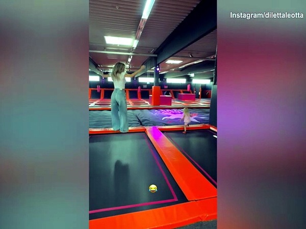 Diletta Leotta e Karius che salti sul tappeto