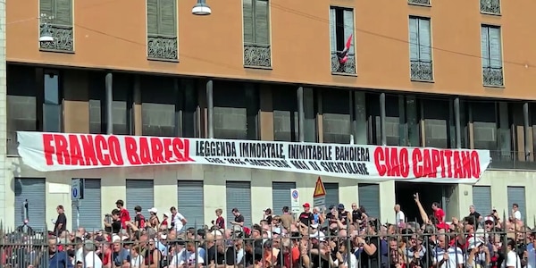 Funerali Baresi, lo striscione e i compagni di sempre