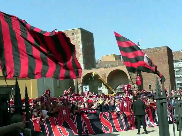 Funerali Baresi, i tifosi accompagnano la bara