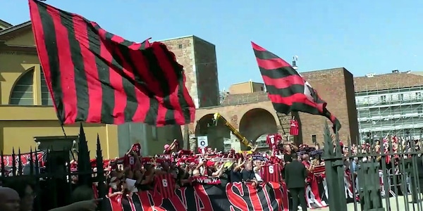 Funerali Baresi, i tifosi accompagnano la bara