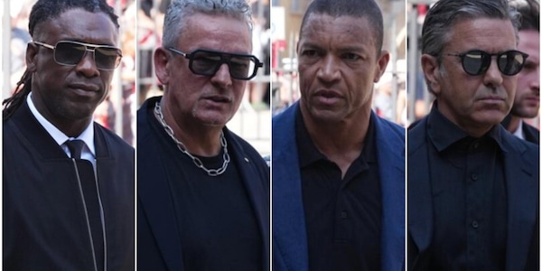 Evani commosso, Savicevic e Massaro mostrano la fascia da capitano. Ci sono anche Scala e Baggio: tutti i vip presenti ai funerali di Franco Baresi FOTO