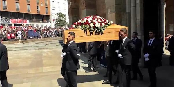Funerali Baresi, il feretro lascia la Basilica tra i cori