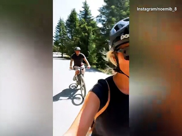 Totti e Noemi, pedalata sotto il sole