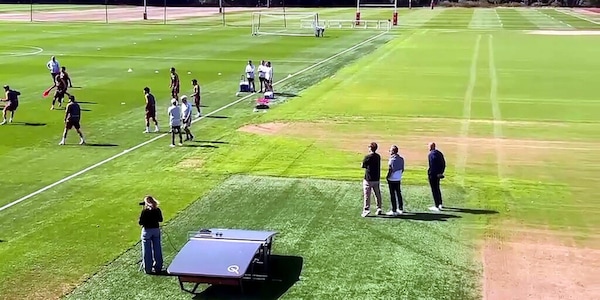 Ryan Friedkin assiste all'allenamento della Roma in Galles