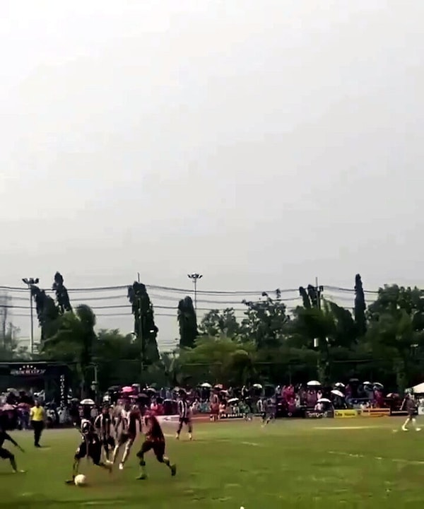 Un fulmine colpisce un campo da calcio in Thailandia: una vittima