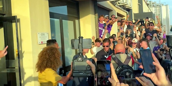 Mastantuono arriva a Firenze: è delirio in aeroporto
