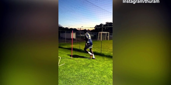Marcus Thuram, maglia vintage sulle spalle e allenamento