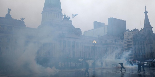 Protesta contro la legge sulla proprietà davanti al Parlamento argentino, scontri