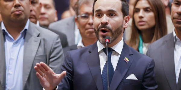 De la Espriella giura da presidente della Colombia e promette la 'Patria Milagro'