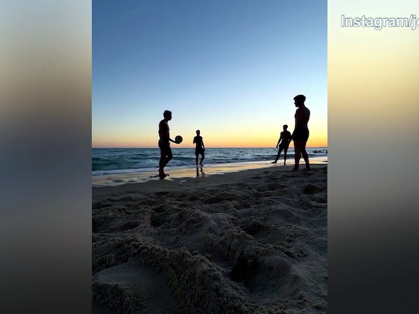 Joao Felix, l'ex Milan gioca in spiaggia