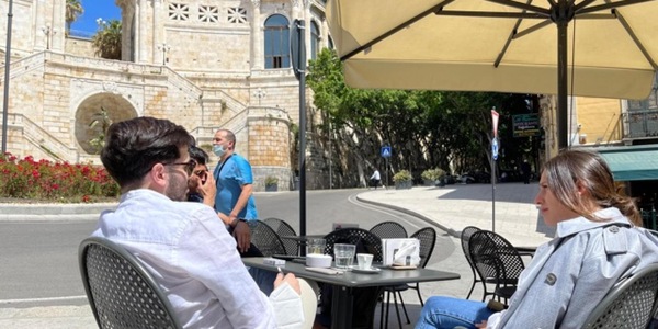 Istat, caro-vacanze, mangiare e dormire fuori costa il 3,4% in più del 2025