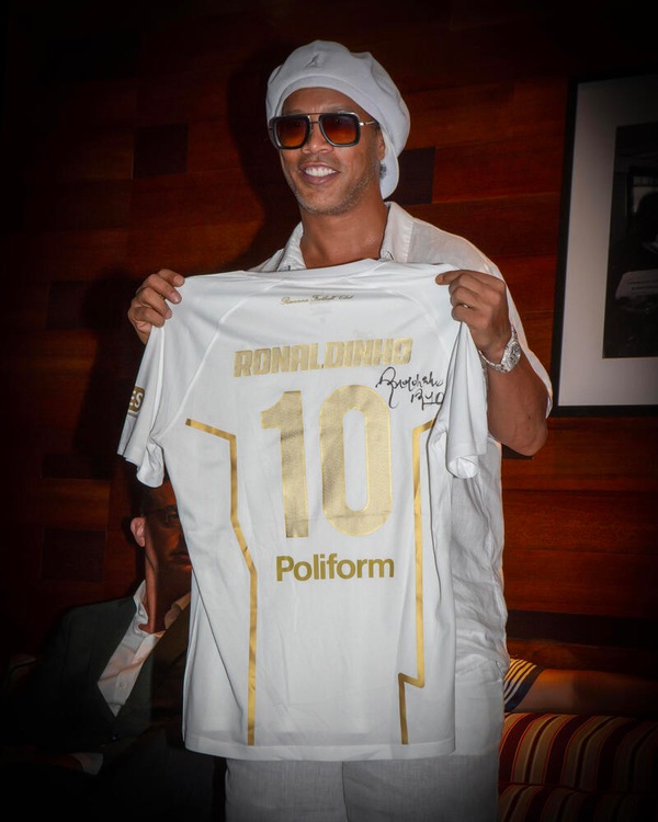 Il Ravenna presenta la squadra e Ronaldinho, il 20 grande festa sulla spiaggia