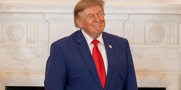Trump denunciato per la vendita dei post su Truth, in grado di influenzare i mercati