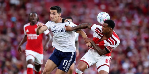 Arsenal-Como 5-4: Fabregas si arrende ai rigori. Sblocca Lewis-Skelly, risponde Baturina