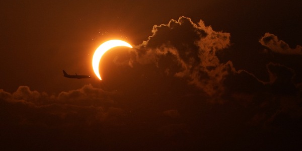 Eclissi, una nuvola offusca in parte il cielo su Torino
