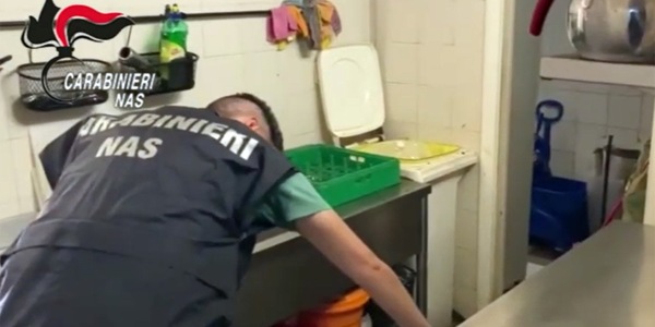 Controlli Nas su acque vendute nei bar e ristoranti, irregolarità per il 54%