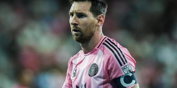 Messi torna in campo dopo la morte del padre, ovazione dei tifosi