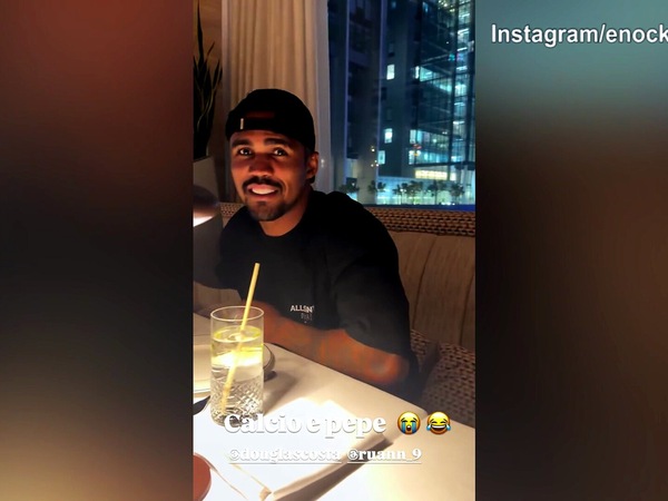Enock Balotelli 'sfotte' Douglas Costa: "Che pasta mangi?"