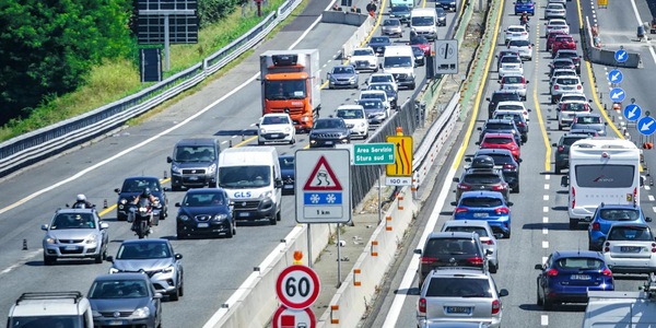 Nuovo rialzo dei prezzi carburanti, self benzina a 1,989 euro, gasolio a 2,087