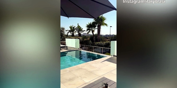 Ilary Blasi a Ibiza tra relax e baci con Bastian