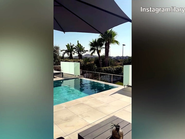 Ilary Blasi a Ibiza tra relax e baci con Bastian