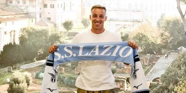 Frattesi con la sciarpa della Lazio al collo e selfie con i tifosi: sorrisi per tutti a Fiumicino