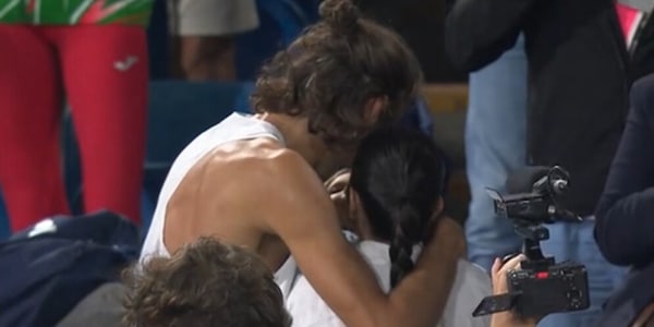 FOTO Emozione Tamberi: il bellissimo bacio alla moglie Chiara e alla figlia Camilla nel giorno del suo compleanno