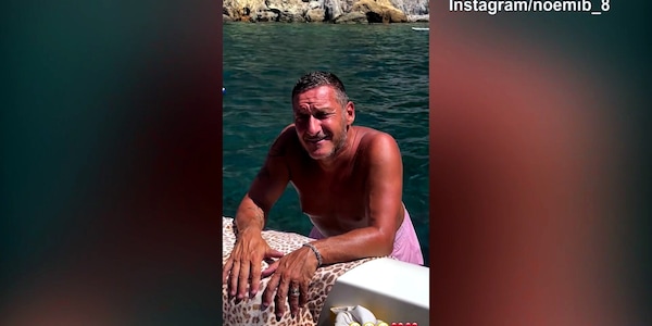 Il ferragosto di Totti? Un tuffo dalla barca...
