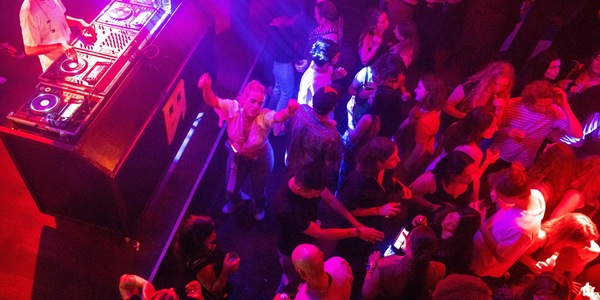 Conosce un uomo in discoteca a Milano, 'mi ha violentata'