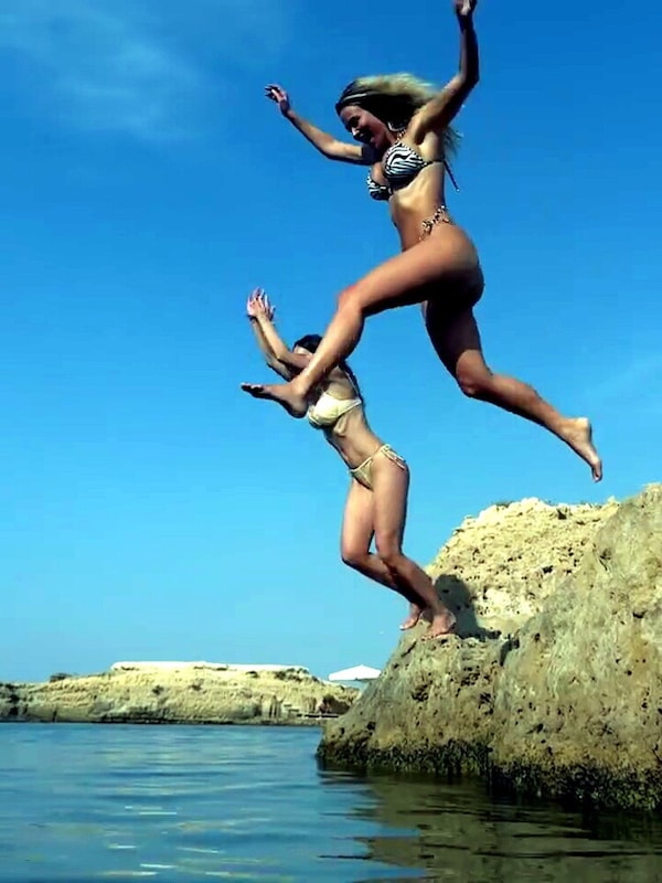 Rossella Fiamingo e Diletta Leotta: tuffo dallo scoglio senza paura
