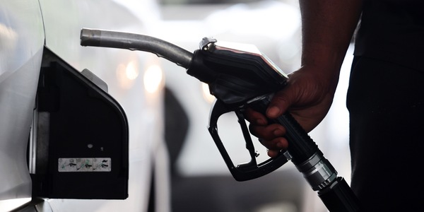 Petrolio in calo, il Wti apre a 81,94 dollari al barile, -0,55%