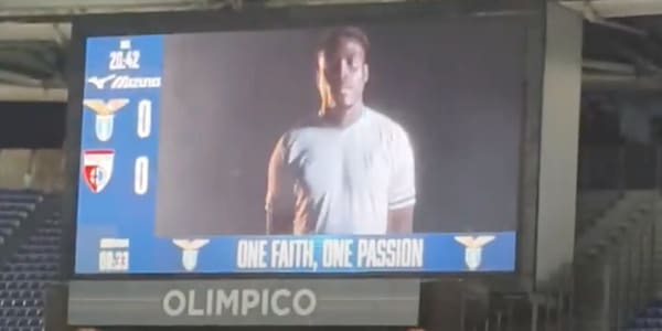 Lazio, dopo il danno anche la beffa: la gaffe della maglia sui maxischermi dell'Olimpico è assurda VIDEO
