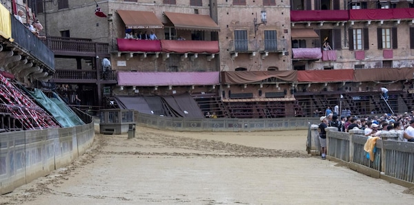 Rinviato per maltempo il Palio di Siena: pioggia e fulmini sulla Toscana