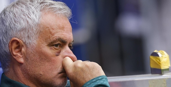 Mourinho con un occhio nero in panchina: la foto che ha incuriosito tutti, svelato il motivo
