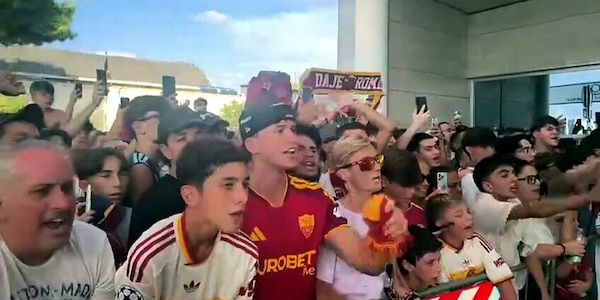 Tifosi della Roma scatenati a Ciampino per l'arrivo di Rodrigo Mora