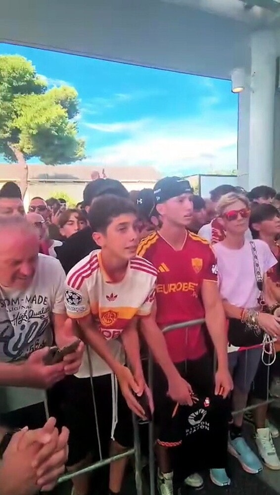 È febbre Rodrigo Mora: tanti tifosi della Roma a Ciampino per accoglierlo
