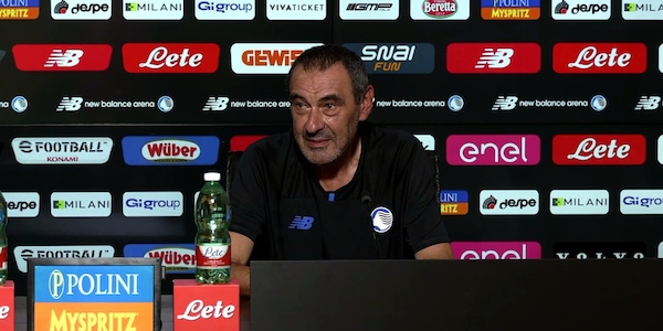 Sarri, che risate in conferenza: "Ma di qua c'è la maggioranza?"