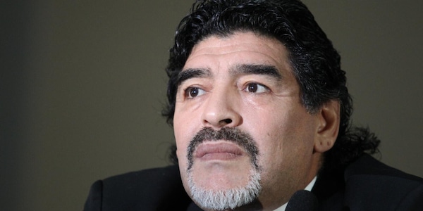 Morte Maradona, nuovo caos al processo: la cartella clinica sarebbe del padre. E l'amico Punzo finisce in ospedale