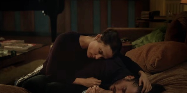 The Echo Chamber, il trailer del nuovo film con Luca Marinelli, Alicia Vikander e Susan Sarandon