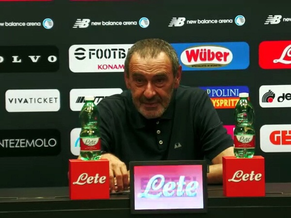 Sarri, siparietto in conferenza: il tecnico pensa e spera sia finita...