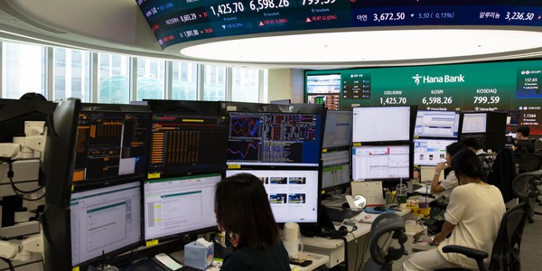 Borsa: l'Asia chiude in ordine sparso tra il Medio Oriente e il debito Usa