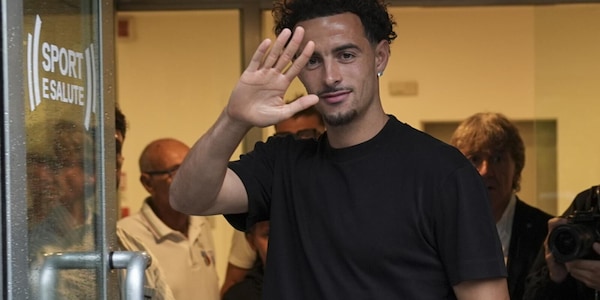 T-shirt nera e sorrisi per tutti: Curtis Jones comincia le visite con l'Inter