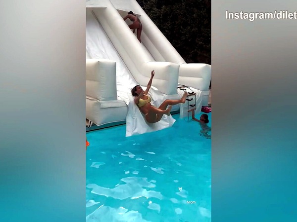 Tuffo in acqua dallo scivolo per la coppia Leotta-Karius
