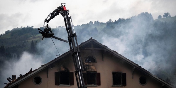 Svizzera, grave incendio a Thusis, disperse cinque persone