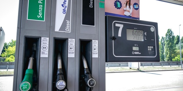 Non si arresta la corsa dei carburanti, gasolio a 2,200 euro al litro in autostrada