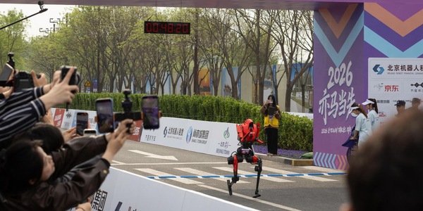 Robot cinese corre i 100 metri in 9"32, battuto il record di Bolt