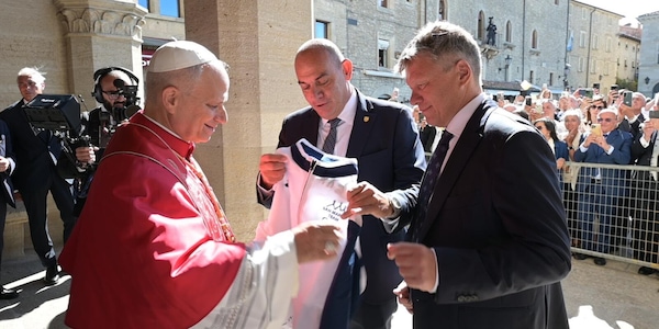 Papa Leone XIV con la maglia di San Marino