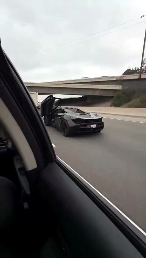 Sale su tetto della sua McLaren a tutta velocità e si schianta: il video è virale, ma...